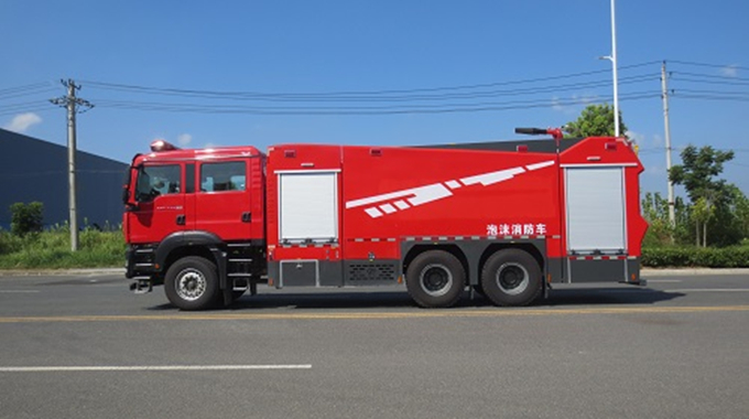 重汽汕德卡13噸水罐消防車(chē)（軍品）