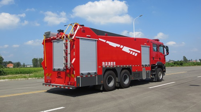 重汽汕德卡13噸水罐消防車(chē)（軍品）