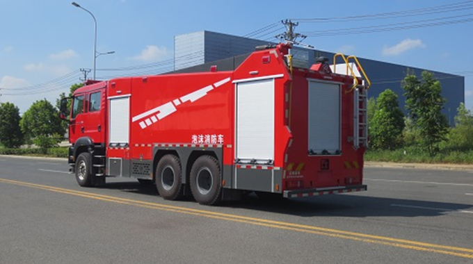 重汽汕德卡13噸水罐消防車(chē)（軍品）