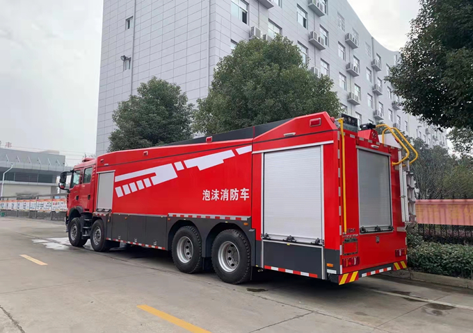 國(guó)六  18噸豪沃8x4泡沫消防車