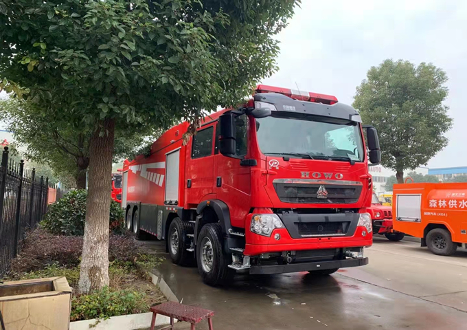 國(guó)六  18噸豪沃8x4泡沫消防車