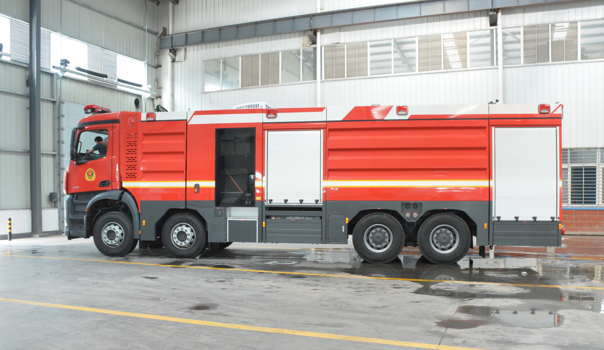 國(guó)六  18T奔馳8x4泡沫消防車(chē)
