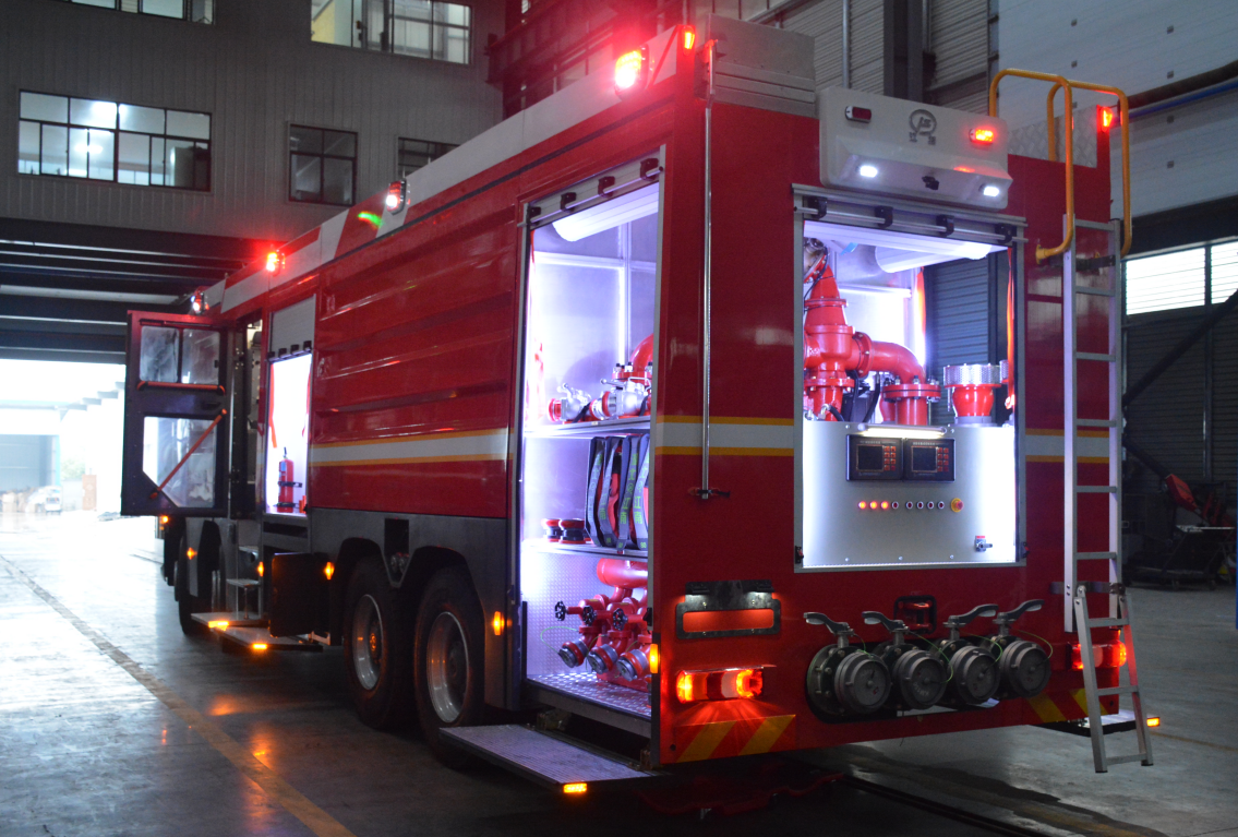 國(guó)六  18T奔馳8x4泡沫消防車(chē)